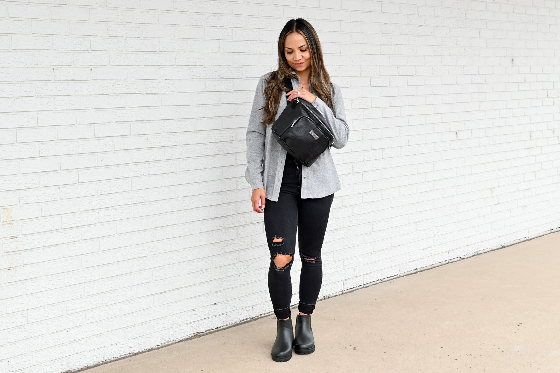 Bellaboo Crossbody Baby Sling Caddy Bag Onyx Worn By A Mum